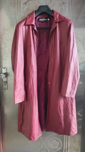 Casaco feminino em couro legítimo e macio. Cor  vinho . Está em perfeito estado.
