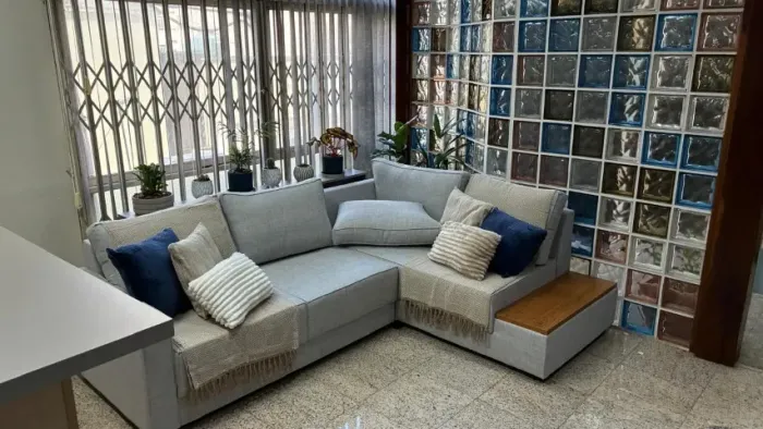 Sofa em L com mesa lateral  Marca Opus