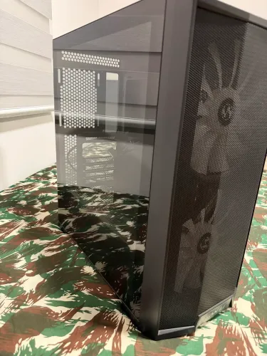 Gabinete Lian Li Lancool 215