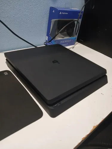 Playstation 4 Slim 500GB em excelente estado de conservação + Dualshock 4 NOVO + 3 JOGOS