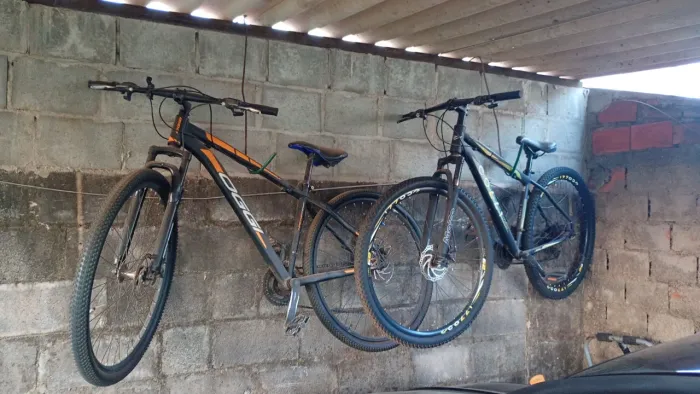 Vendo duas baikes aro 29 mais um suporte para carregar no carro