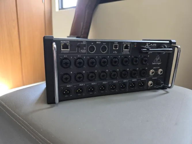 Mesa digital Behringer XR18