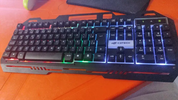 Teclado gamer C3Tech KG-40BK.