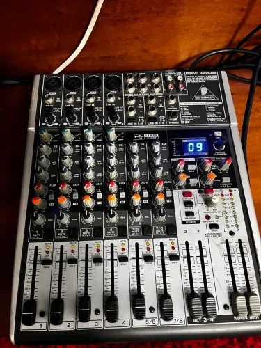 Mesa de Som Behringer X1204USB Xenyx de mistura