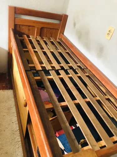 CAMA DE SOLTEIRO COM ARMÁRIO.