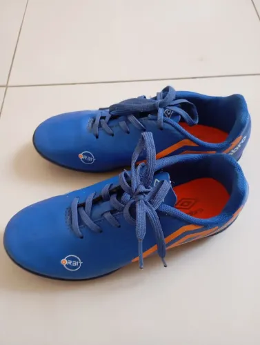 ? Chuteira Umbro infantil azul e laranja | R$ 50 no precinho para vender logo! 