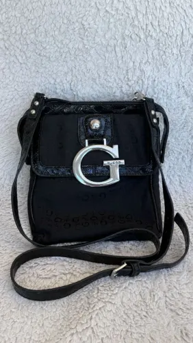 Bolsa Transversal Preta Guess Original - Detalhes em Verniz Croco e Maxi "G"