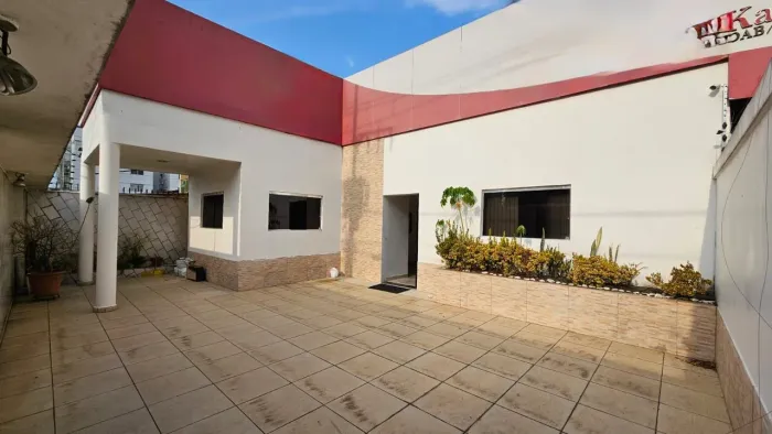 CASA p/ VENDA próx a Av. Djalma Batista