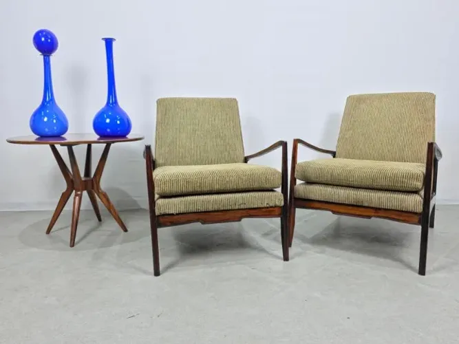 Trio Design Par de Poltronas em Jacaranda maciço + Mesa Auxiliar Caviuna. Já restaurado