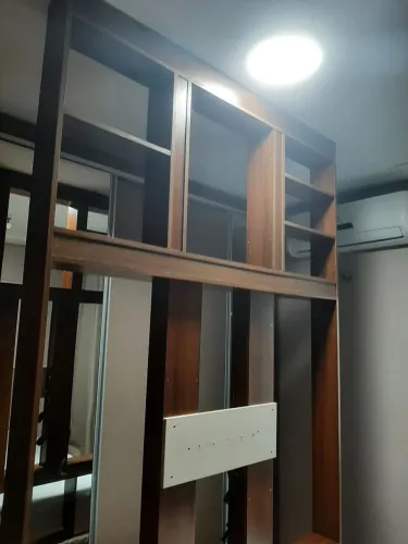 Estante Marron em MDF medindo 2,75 de Altura por 2,40 Largura