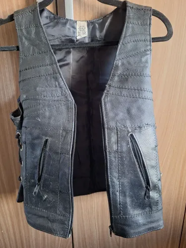Colete feminino para motociclista.