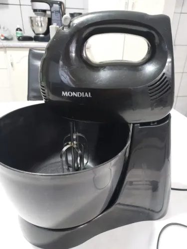 Batedeira Mondial 4 Velocidades com Tigela em Bom Estado