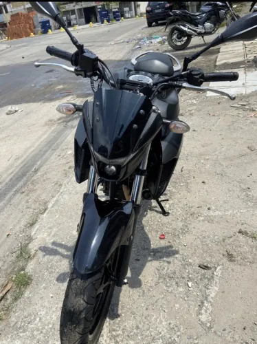 FZ25 2023 conservada