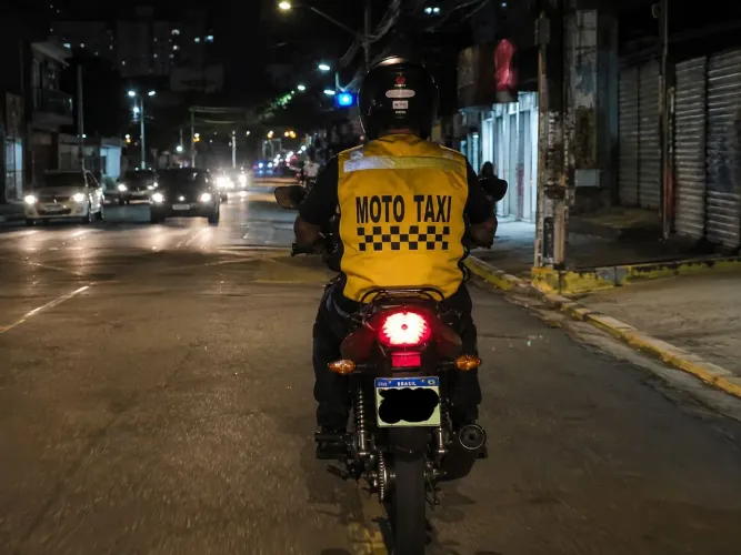 Moto táxi ou táxi noturno *