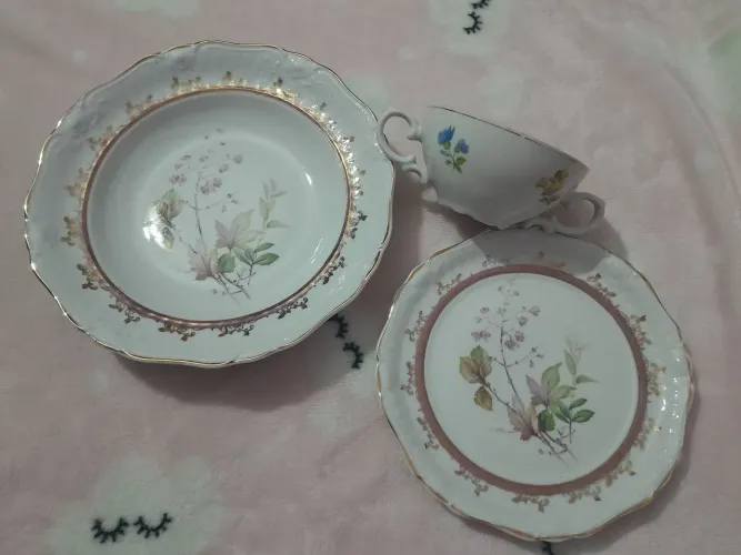 Lote de prato e xícara em porcelana