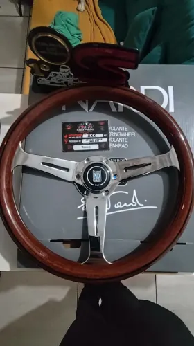 Volante de madeira novo na caixa 