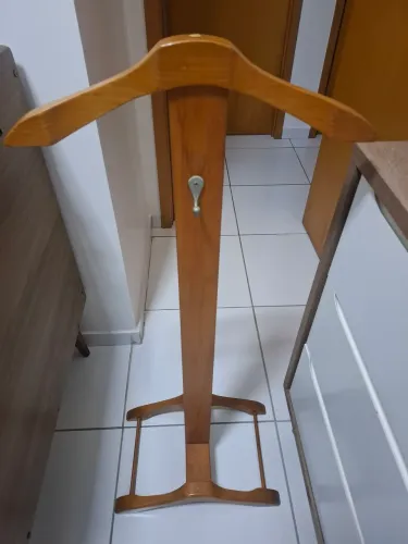 Mancebo cabideiro de terno