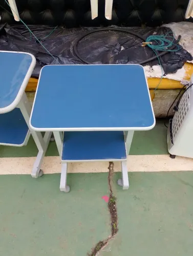 Mesinha de suporte com prateleira no meio e rodinhas ideal para escritorio