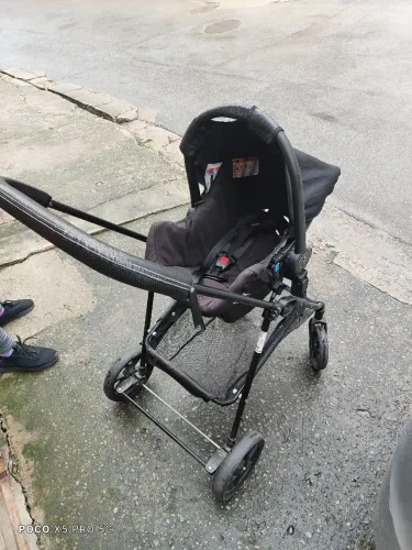 Carrinho de bebe com bebe conforto Galzerano 