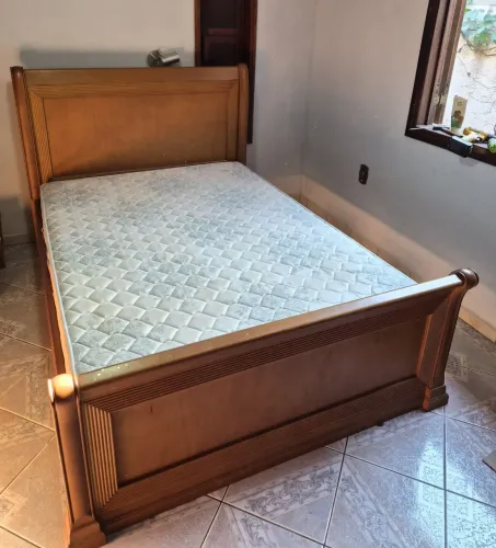 Lindíssima cama de casal ESTEFANI em madeira maciça, ótimo estado, fabricante AVI MÓVEIS