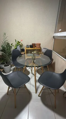 Mesa Redonda 80 cm tampo de vidro com 4 Cadeiras Eames Eiffel