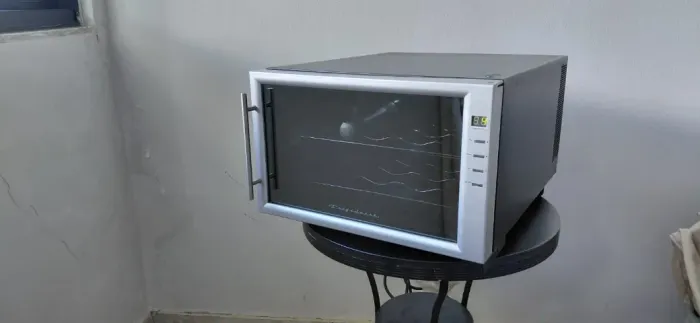 Adega climatizada FRIGIDAIRE para 8 garrafas. 127V.