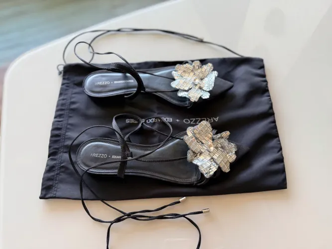 sandália rasteira preta flor eduardo caires arezzo