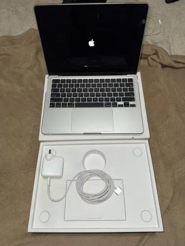 MacBook Air M2 16GB 256SSD