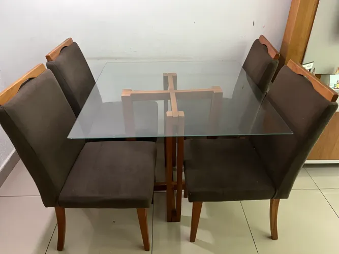 Mesa de vidro com 4 cadeiras