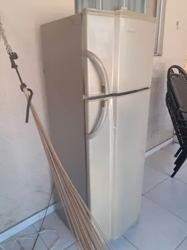 Vende se geladeira