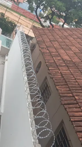 AJUDANTE DE INSTALADOR CERCA CONCERTINA