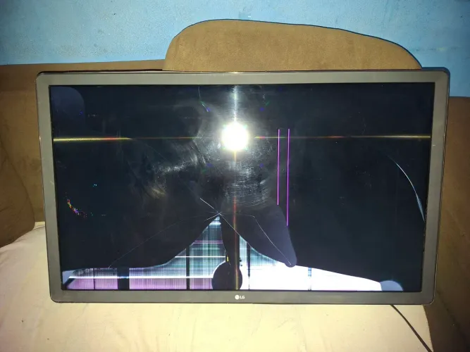 Tv Lg smart 32 polegadas com (Defeito na tela)