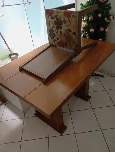 Mesa e quatro cadeiras 