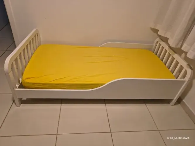 Cama e cômoda