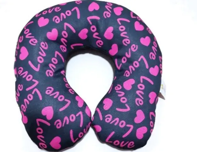 almofada de pescoço em formato de "U", preta, estampada com a palavra "Love"