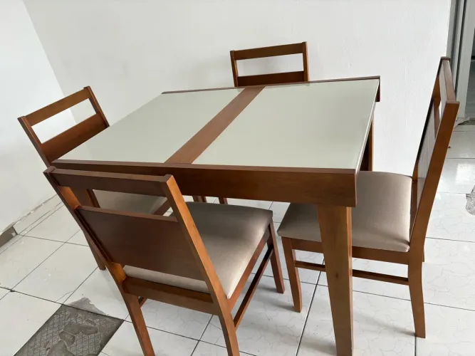 Mesa extensível com 4 cadeiras