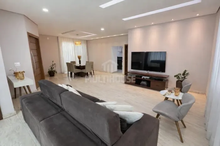 Casa com 360m 3 quartos, 1 suíte e 6 vagas à venda no Estância Silveira, Contagem