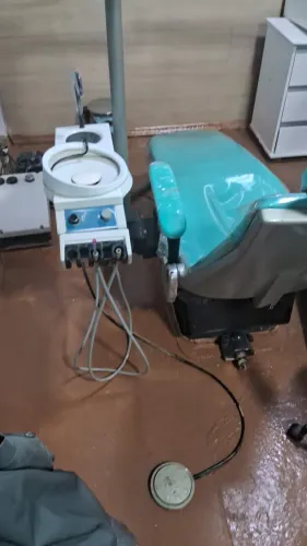 Cadeira odontologica usada funcionando  com refletor ,cuspideira ,equipo