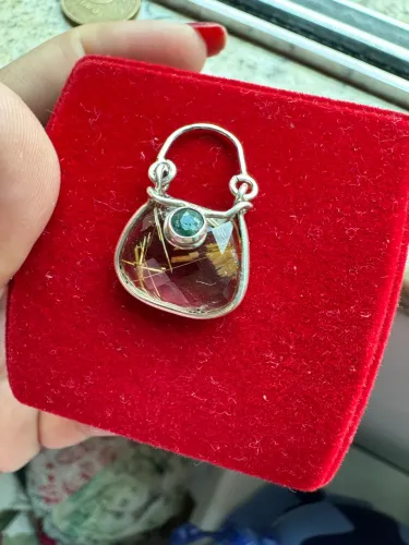 Pingente na prata 950 bolsinha lindo ! Pedra natural rustilo e esmeralda
