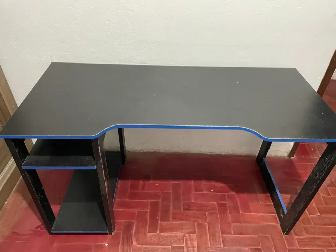 MESA GAMER EM AZUL E PRETO