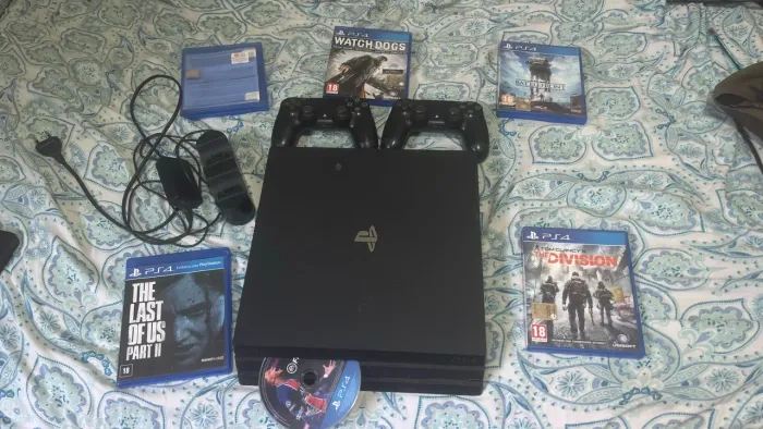 ps4 pro 1T , 2 controles 5 jogos e suporte original
