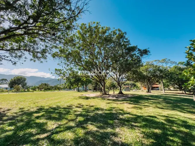 Terreno em Condomínio Fechado à Venda em Santo Amaro da Imperatriz 585m² com Vista Perman