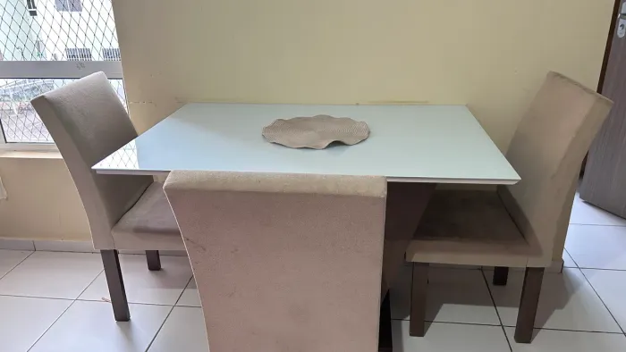 Mesa de jantar com cadeiras 