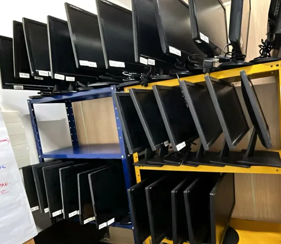 Monitores seminovos 19.5"