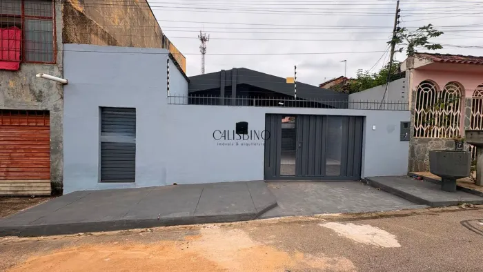 CASA COM 04 QUARTOS PRÓXIMA AO SHOPPING À VENDA!