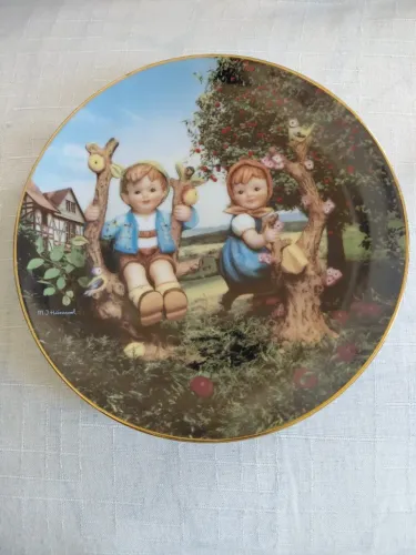 Prato em porcelana , colecionável "Apple Tree Boy & Girl"