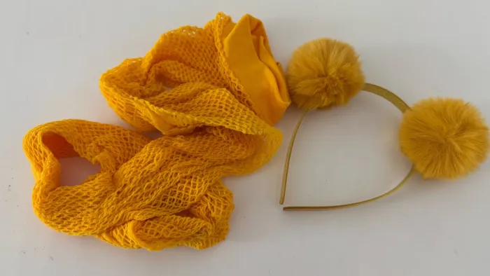 Meia arrastão amarelo + tiara Pompom 