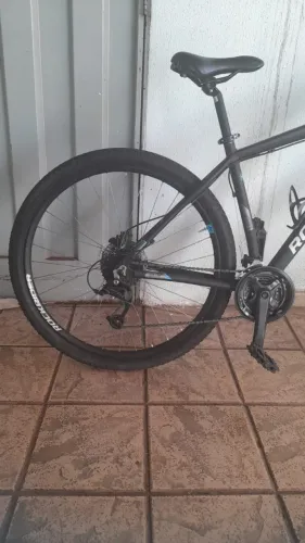 BICICLETA ARO 29 ROCKRIDER - 24 MARCHAS, FREIOS HIDRÁULICOS E SUSPENSÃO DIANTEIRA