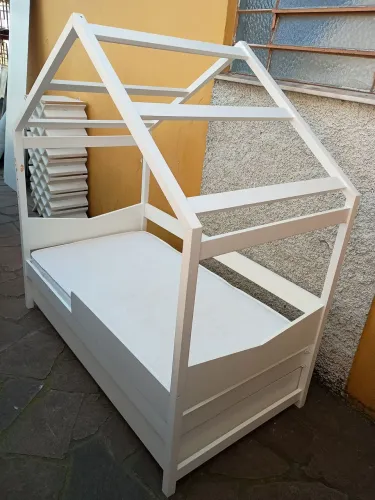 Cama infantil casinha, com cama auxiliar, em MDF, + colchão.
