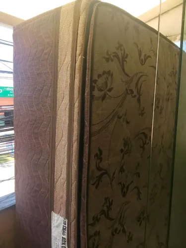 Vendo uma cama box semi nova , motivo da venda mim mudei pra uma casa e ele não entra no q